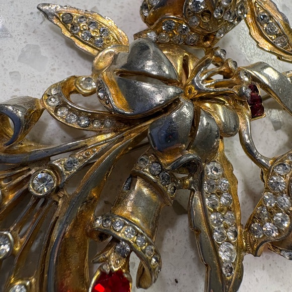 Elegant Gold and Silver Floral Brooch - Picture 4 of 8